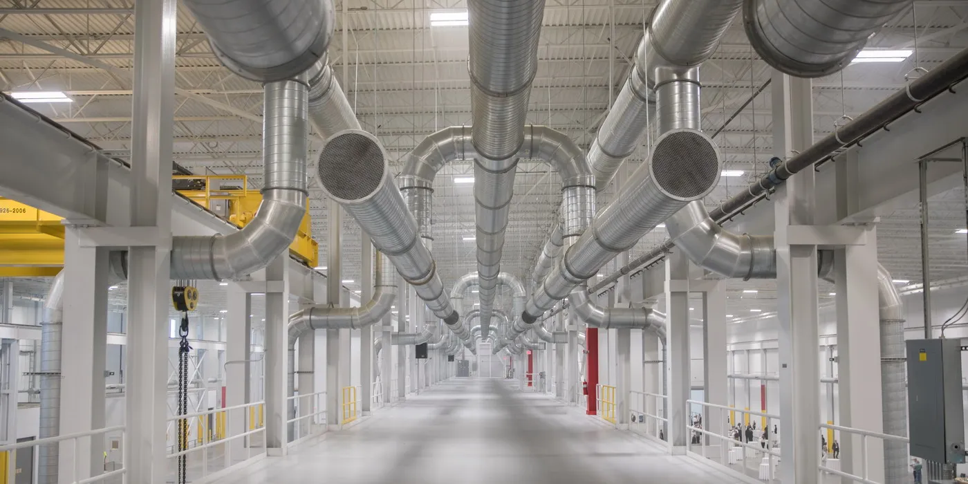 Fabrikplanung GF Gießerei USA - 08 Lüftungsrohre auf Zwischengeschoss.jpg 